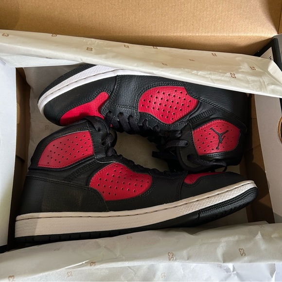 Nike Air Jordan Access Bred Black Red Mens 7.5 AR3762-006 Mid Jumpman sneakers - Picture 2 of 15